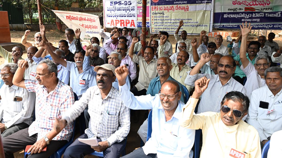 APRPA demands minimum pension of ₹9,000 with DA for retired employees