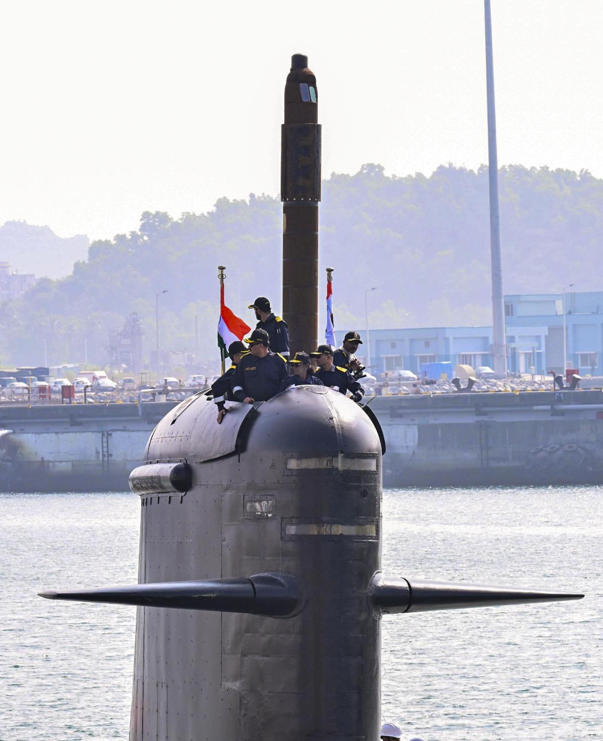 Dalam gambar yang diposting pada 28 Desember 2025, Presiden Droupadi Murmu bersama Kepala Staf Angkatan Laut Laksamana Dinesh K. Tripathi saat melakukan serangan mendadak di kapal selam kelas Kalvari milik Angkatan Laut INS Vaghsheer di Pangkalan Angkatan Laut Karwar, Karnataka. Foto: X/@rashtrapatibhvn/melalui PTI 