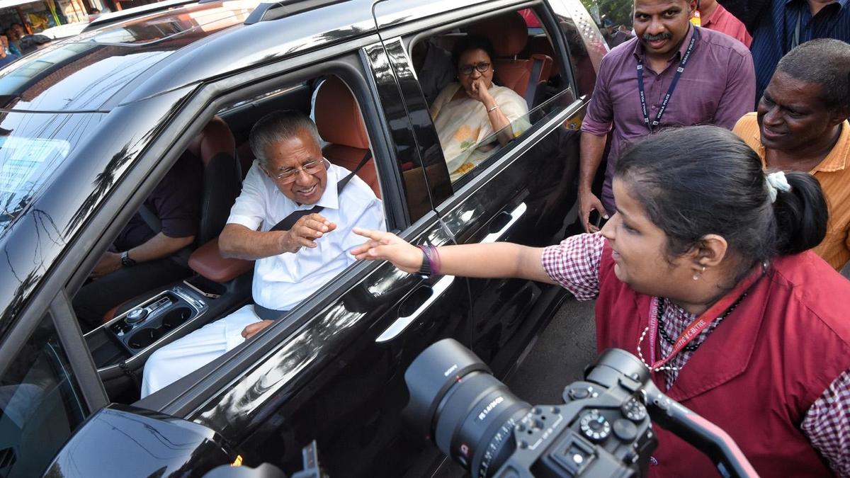 Pinarayi Vijayan launches election campaign at Dharmadam