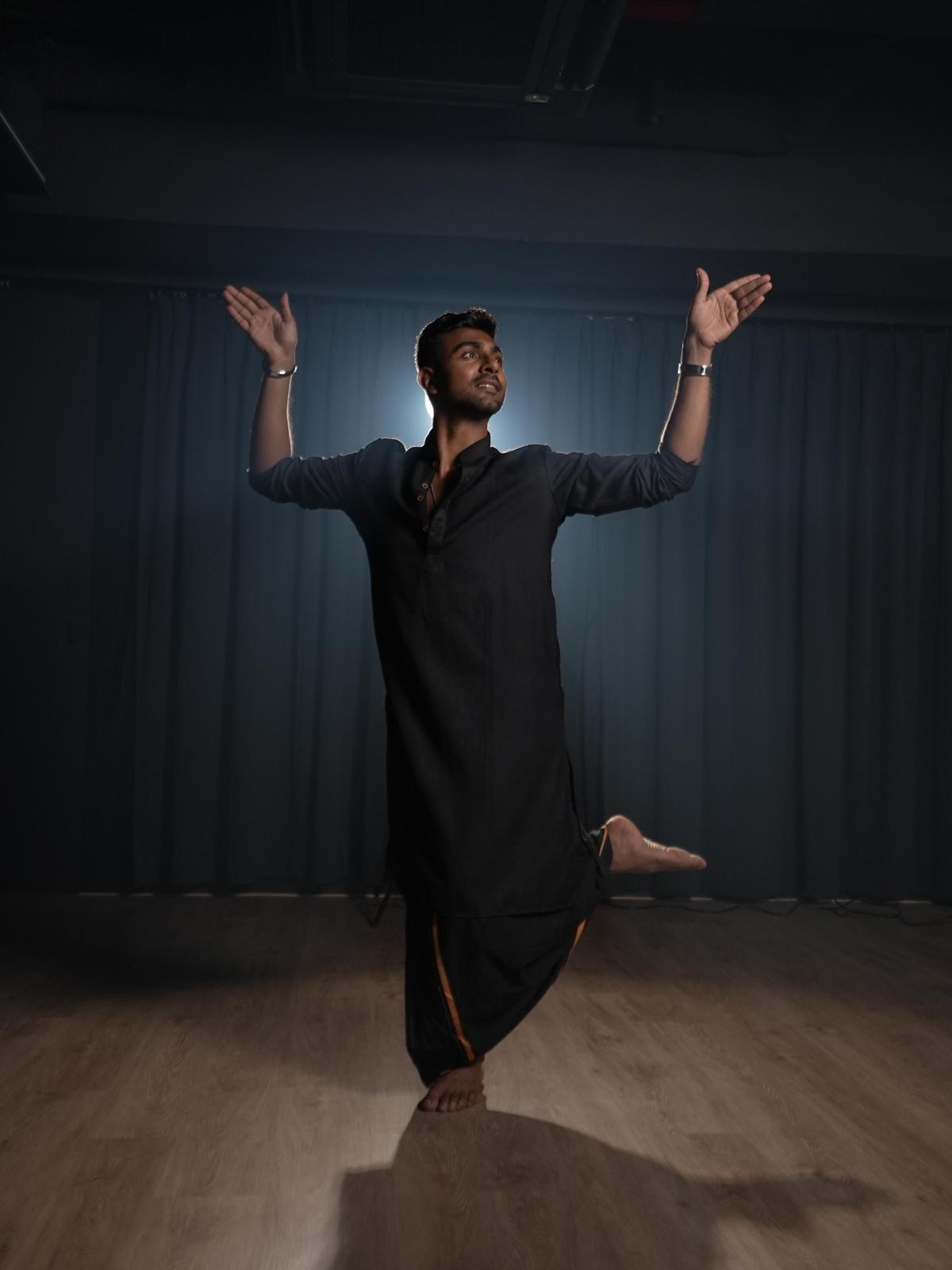 Noel Alexander fantasiado para a faixa 'Kaantha'