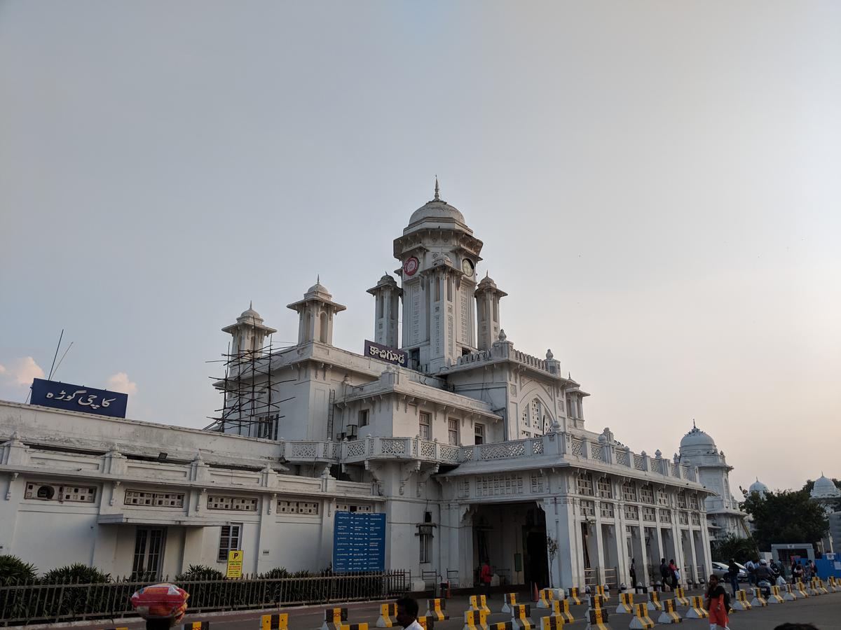 हैदराबाद का काचीगुडा स्टेशन अमृत भारत योजना के तहत पुनर्विकास के लिए निर्धारित 1,275 रेलवे स्टेशनों में से एक है।
