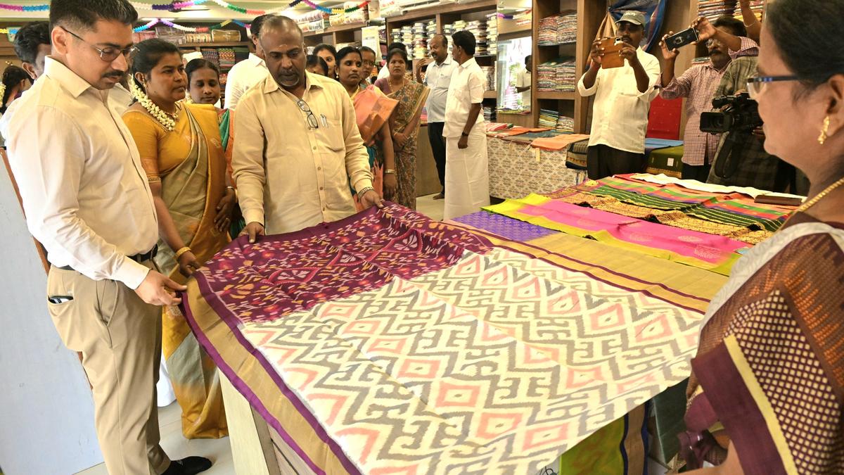 Co-optex festival special sale attracts customers in Ramanathapuram
