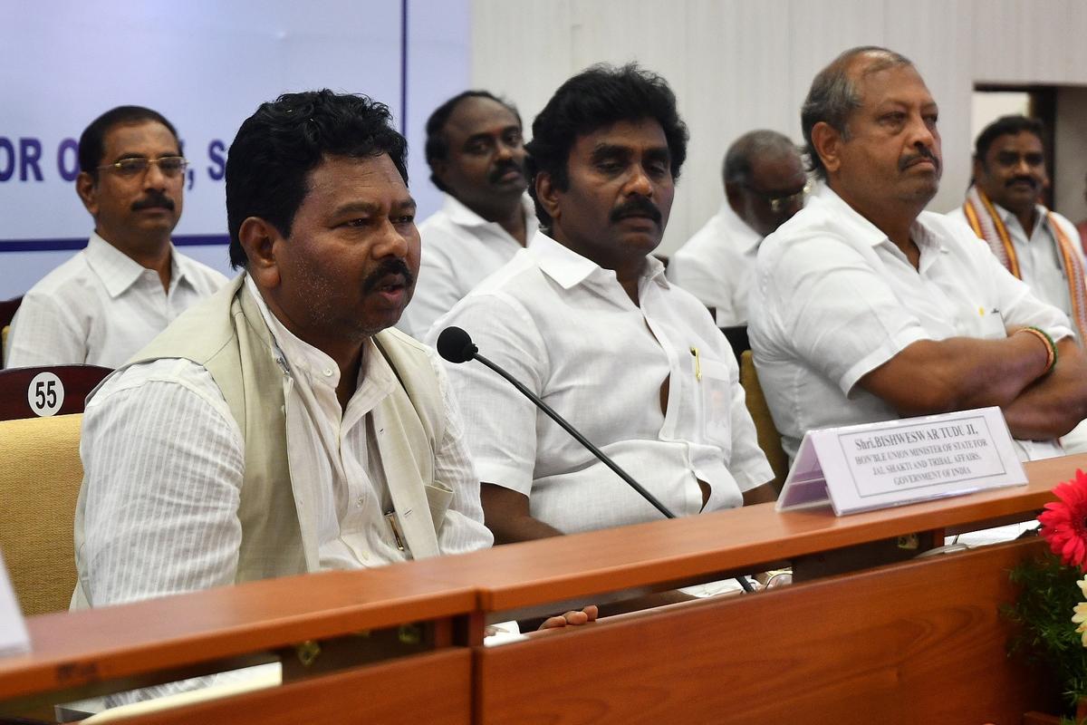 Teach Hindi, English along with mother tongue to next generation, says Union Minister