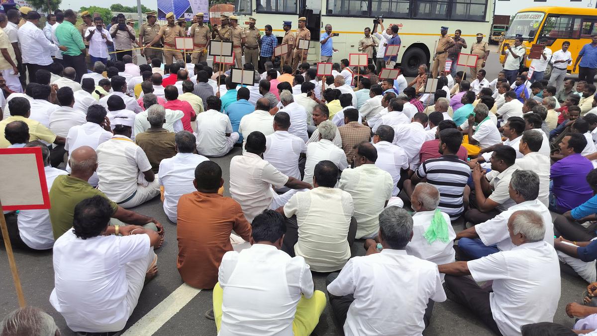 Lorry owners protest toll plaza operations and sand depot closures in Namakkal