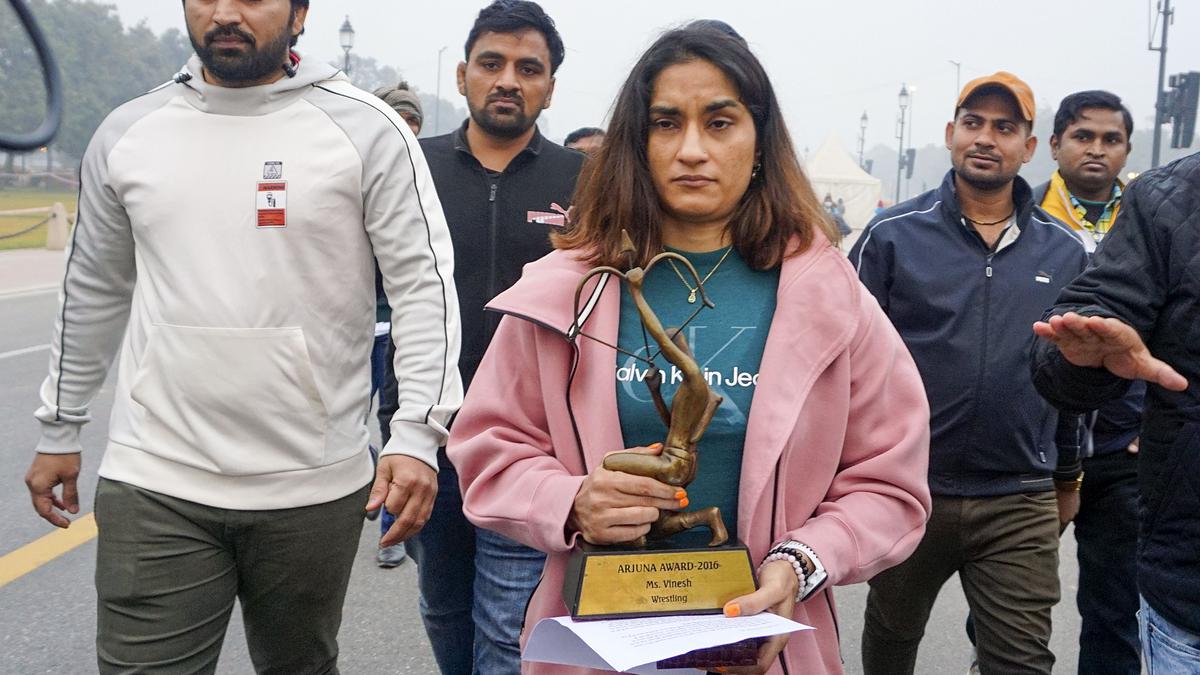 Vinesh Phogat returns Khel Ratna and Arjuna Awards, leaves them at Kartavya Path