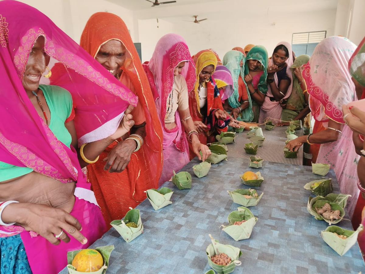 आदिवासी महिलाएं यूरेन्ट्ज़ ड्यूरिल 'बीज़वाड़ा जिले में भाग लेती हैं। फोटो: विशेष व्यवस्था आदिवासी महिलाएं यूरेन्ट्ज़ ड्यूरिल 'बीज़वाड़ा जिले में भाग लेती हैं। फोटो: विशेष व्यवस्था