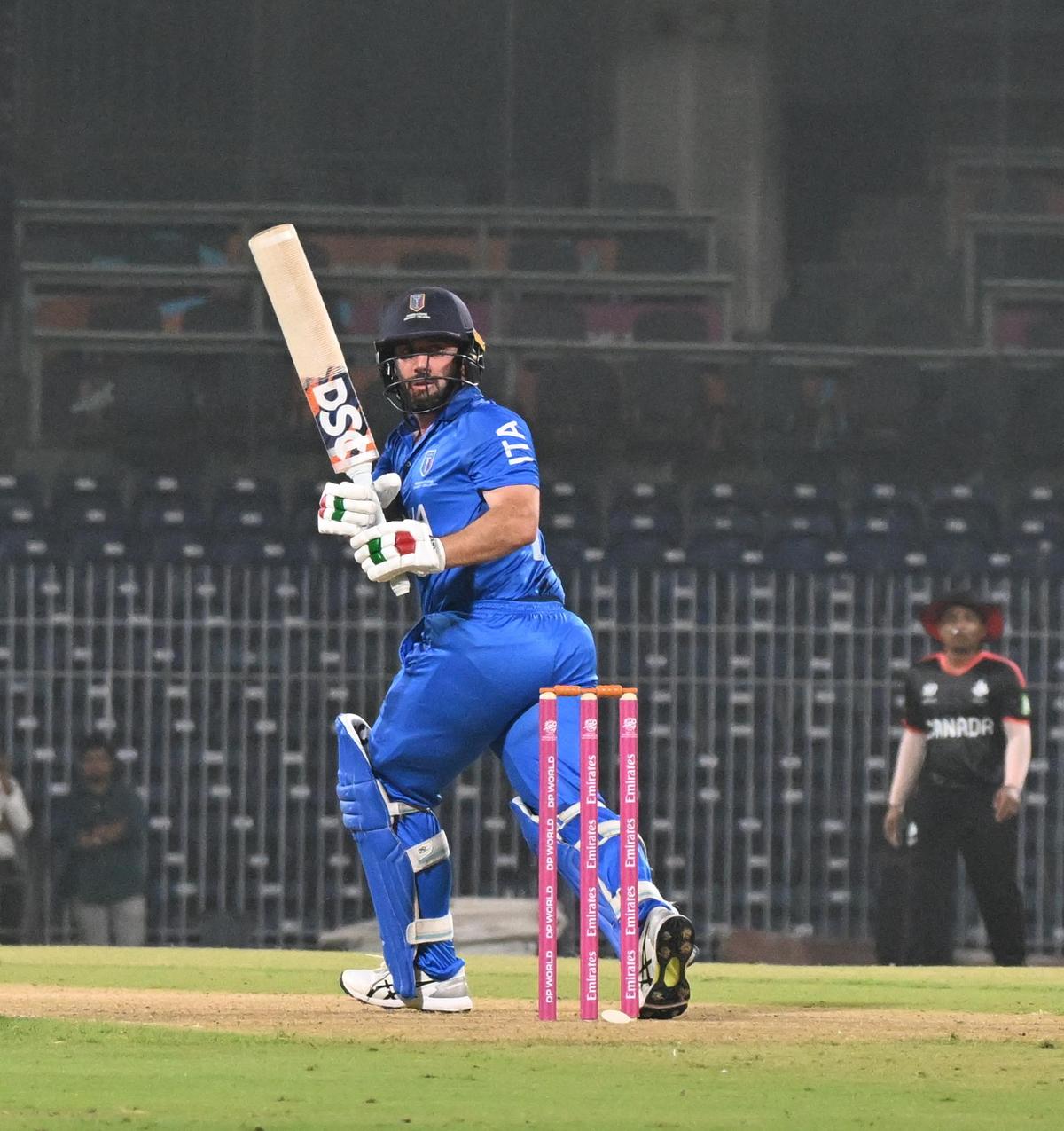 Anthony Joseph Mosca dari Italia melakukan tembakan saat pertandingan pemanasan Piala Dunia ICC T20 melawan Kanada di Stadion MAC di Chennai pada Senin, 2 Januari 2026.