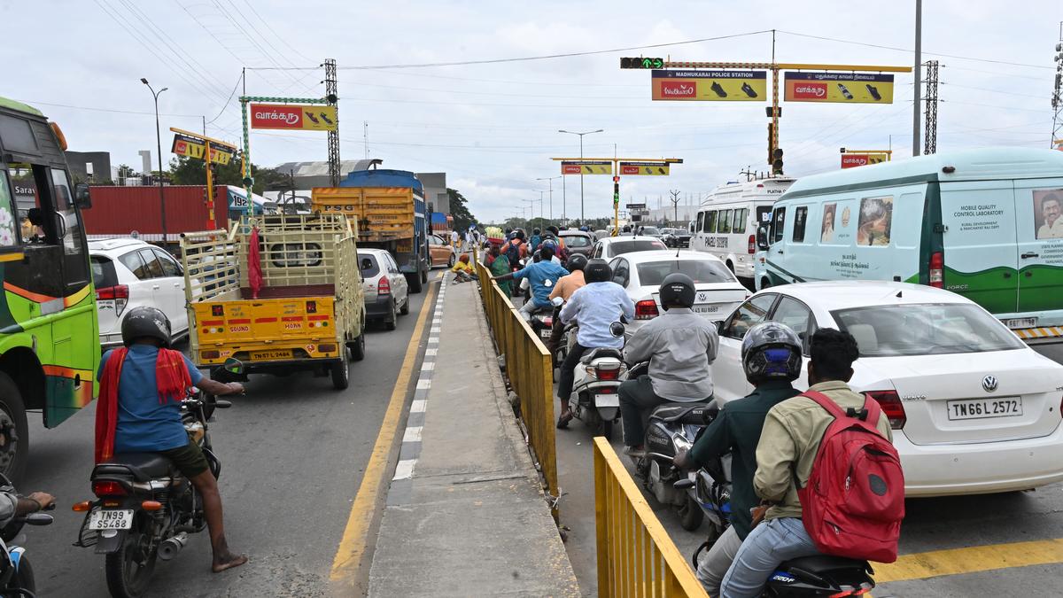 Long delay for signal at L&T Bypass - Pollachi Road junction irks motorists 