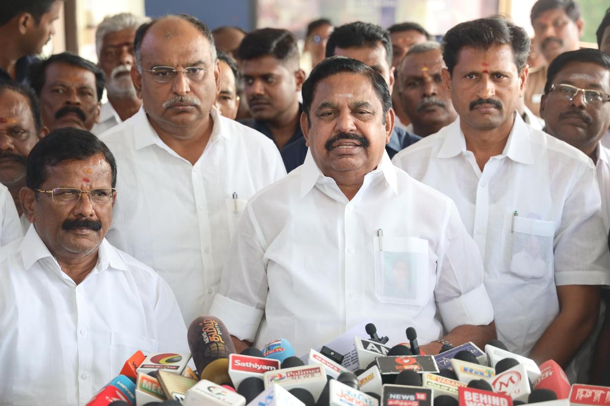 अन्नाद्रमुक महासचिव एडप्पादी के. पलानीस्वामी शुक्रवार को सलेम हवाई अड्डे पर मीडिया को संबोधित कर रहे थे।