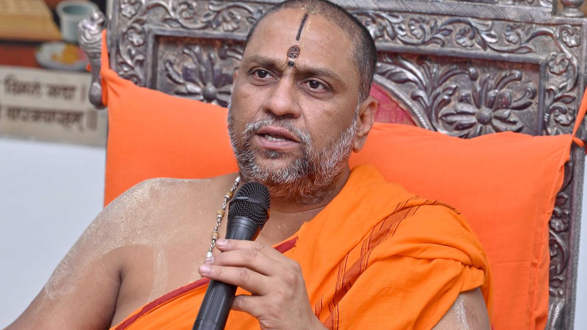 Mantralayam seer says people should put an end to caste politics