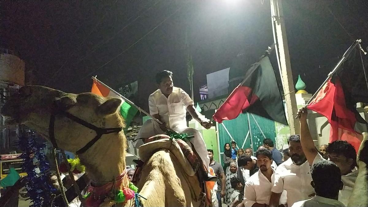 Erode (East) bypoll | Leaders make tea, Minister prepares parotta and MLA rides camel during campaign