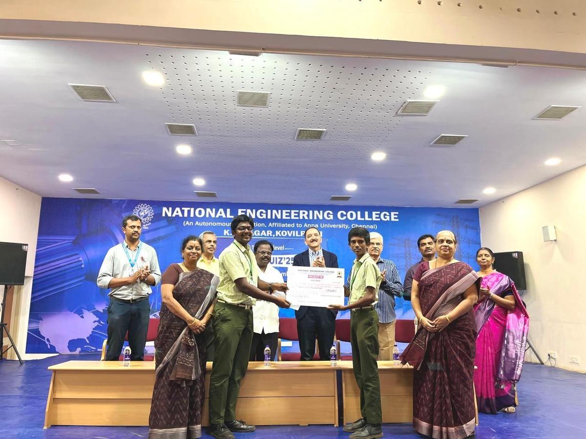 Os alunos K. Nitish Anand e M. Sudarshan sendo premiados com um prêmio em dinheiro de ₹ 25.000 por vencerem o primeiro lugar na competição de perguntas em nível estadual realizada no National Engineering College em Kovilpatti. 