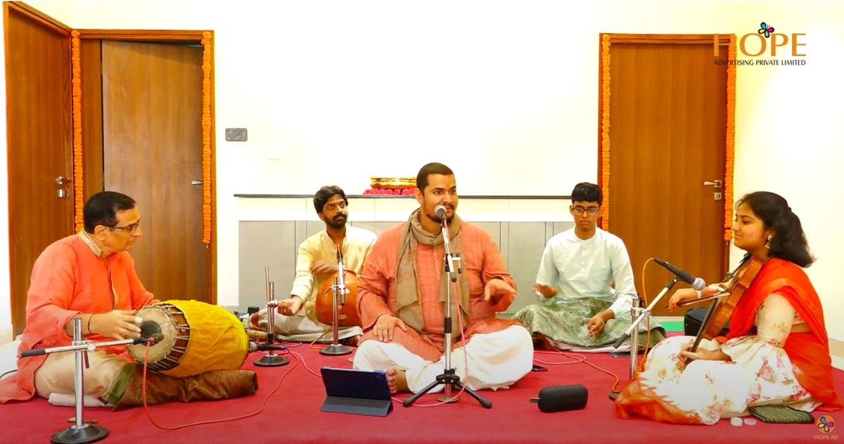 जोन्नालगड्डा सत्य श्रीराम का संगीत कार्यक्रम। संगत कलाकारों में ए कामाक्षी (वायलिन), पी जया भास्कर (मृदंगम), एम. चंद्रकांत (घाटम) शामिल हैं।