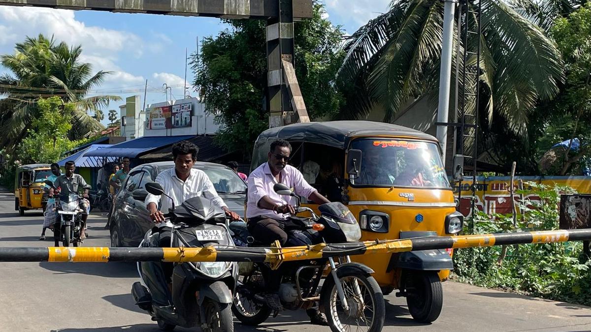 Commuters demand road overbridge at Kilvelur