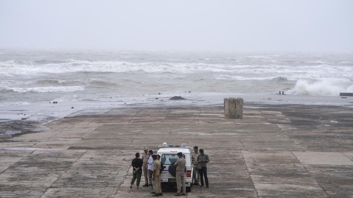 Morning Digest Heavy Rains Pound Gujarat Coast As Cyclone Biparjoy Makes Landfall South 