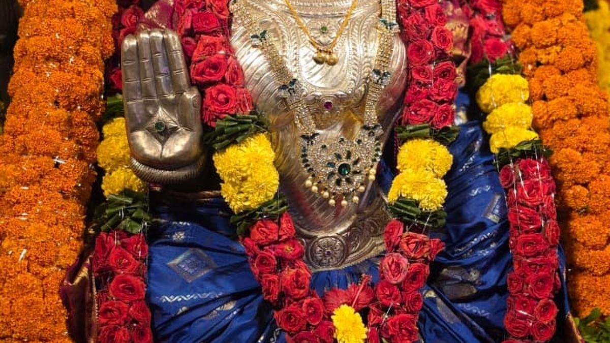 Sri Gayatri homam draws huge crowds on second day of Navaratri Utsav