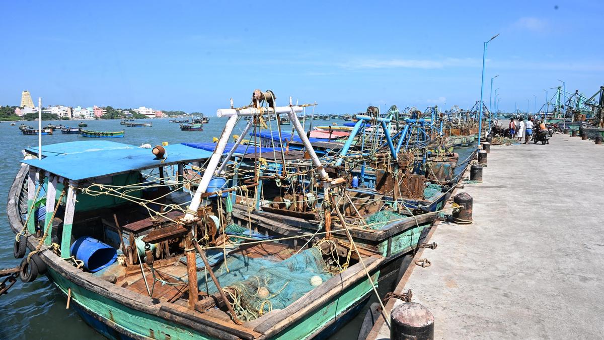 Sri Lankan Navy detains 10 Tamil Nadu fishermen