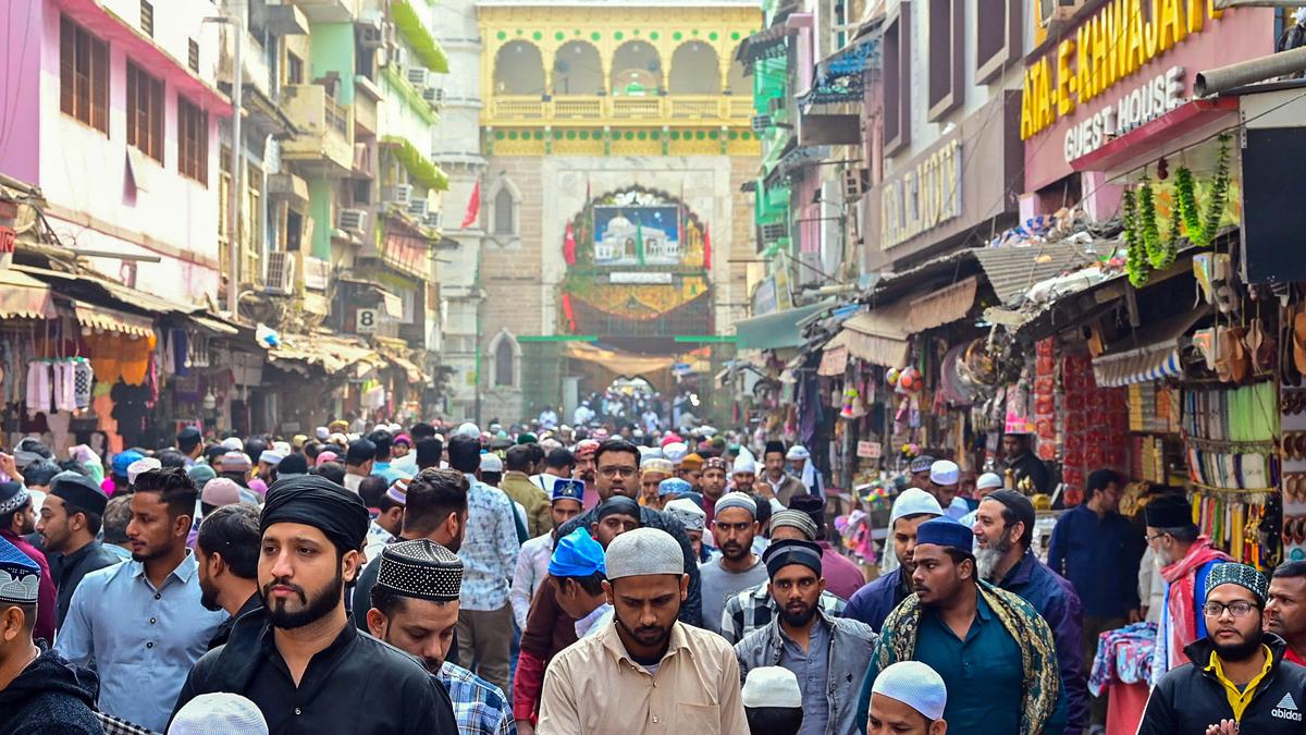 'Chadar' offered at Ajmer Sharif Dargah on behalf of Rajnath Singh