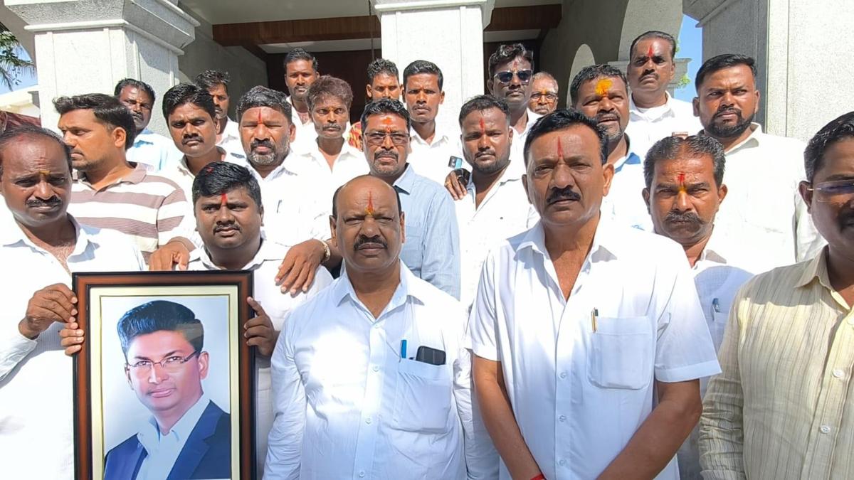 Fans perform puja seeking KPCC chair for Satish Jarkiholi