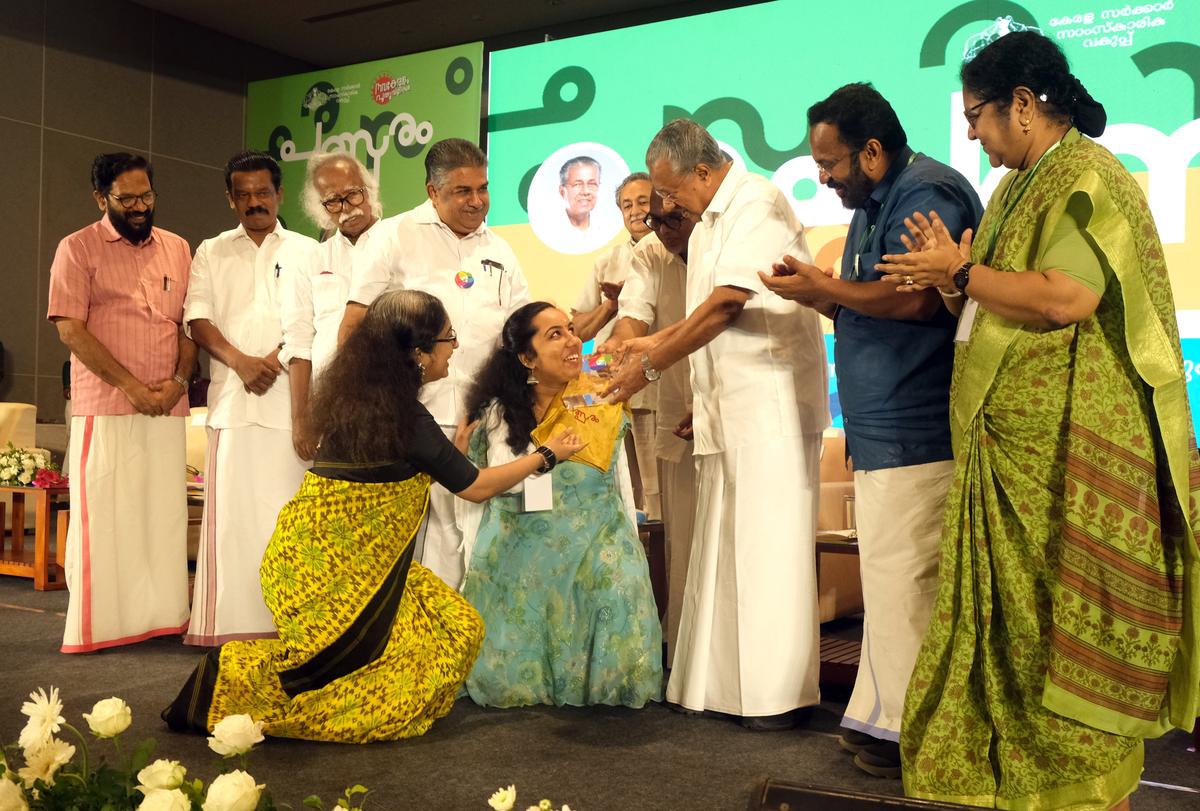 Chief Minister Pinarayi Vijayan honored various artists Kanmani during a cultural conference Parasparam organized at the Lulu Convention Centre in Thrissur on Monday. Minister Saji Cherian and Director of Cultural Affairs Divya S. Iyer continue to move forward. 