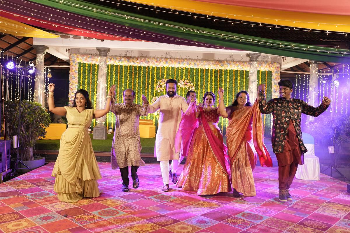 Revathy Ashok en haar bruidegom, Kirandas VG, treden op met familieleden op hun sangeet 