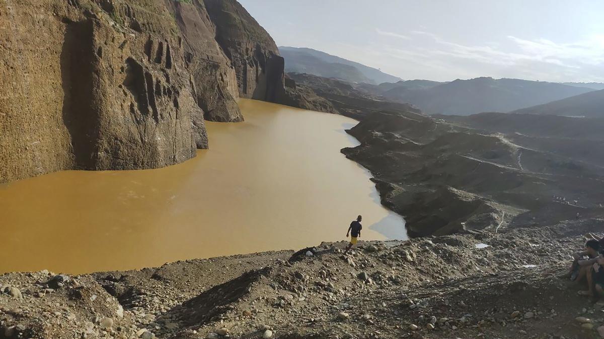 Landslide at Myanmar jade mine leaves more than 30 people missing, says rescue official