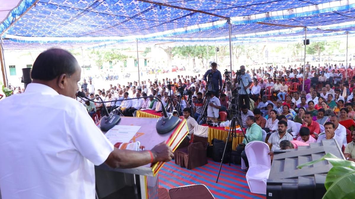 Working on setting up major industries in Mandya: HDK
