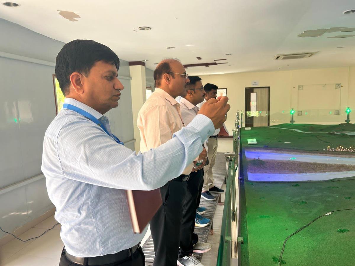 आंध्र प्रदेश जल संसाधन और एमईआईएल के अधिकारी मंगलवार को पोलावरम परियोजना स्थल पर दौरे पर आए महाराष्ट्र प्रतिनिधिमंडल के साथ।