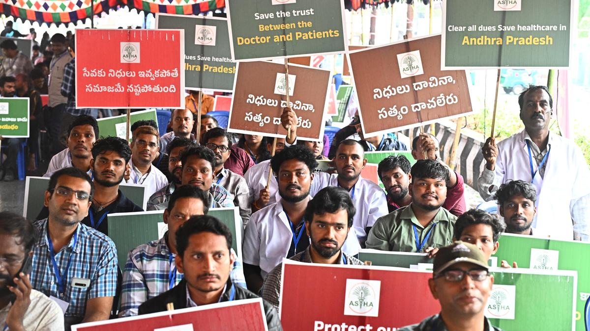 Around 1,000 doctors, medical staff take part in network hospitals’ strike