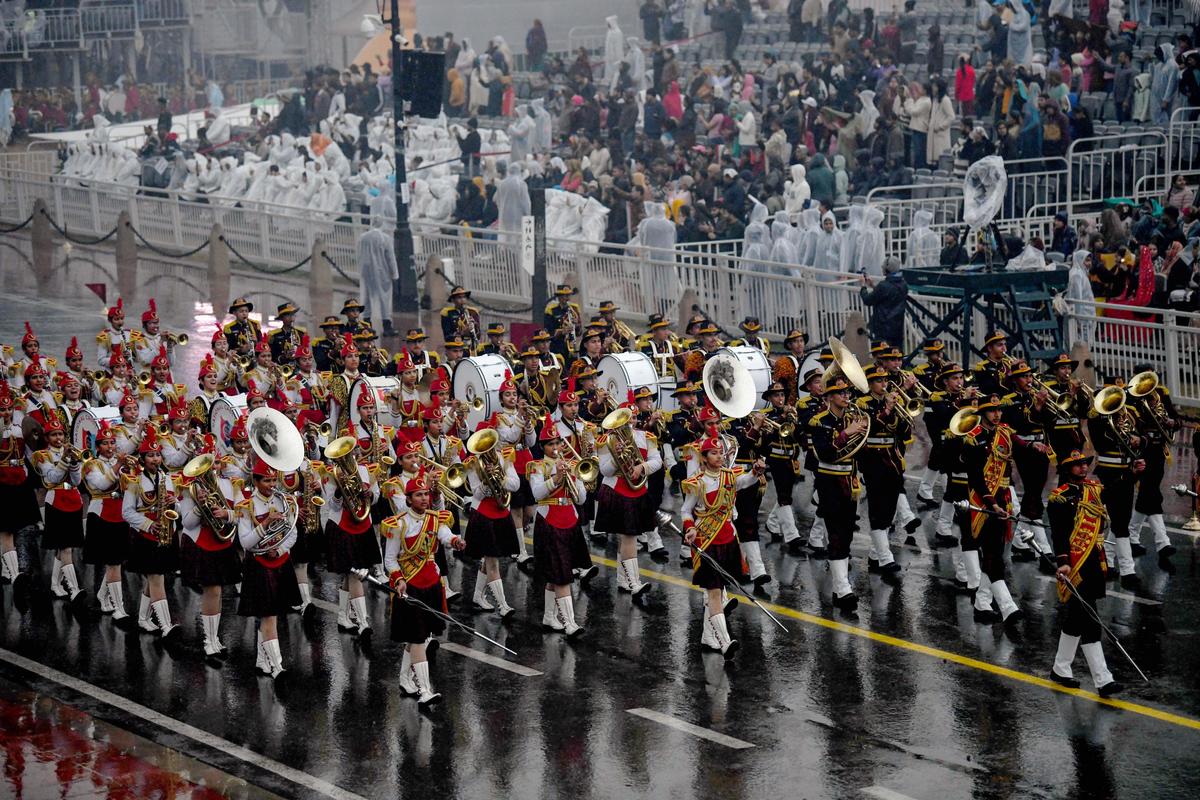 Banda NCC durante o ensaio geral do desfile do Dia da República de 2026, em meio a chuvas, no Kartavya Path, em Nova Delhi, em 23 de janeiro de 2025.