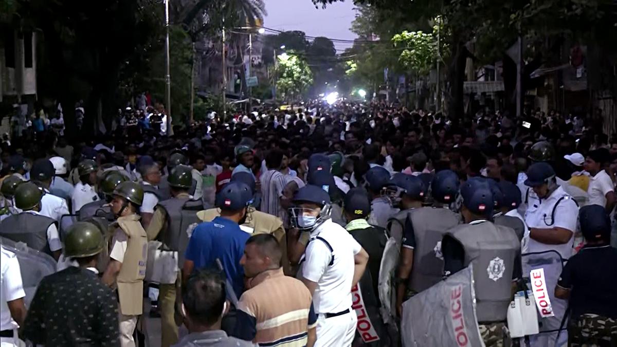Clashes in West Bengal leaves several police personnel injured, vehicles  vandalised