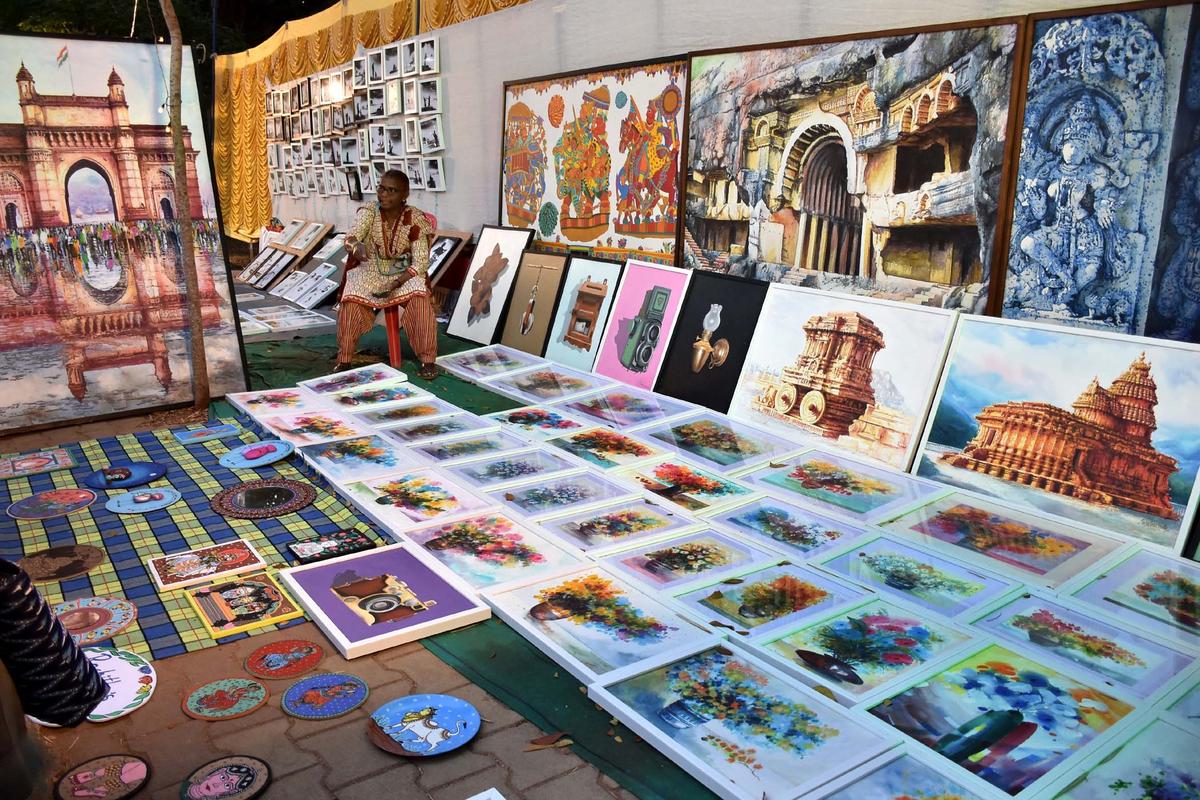 Lukisan -lukisan di Poin Referensi Karnataka di pameran di sebuah acara di Mysore.