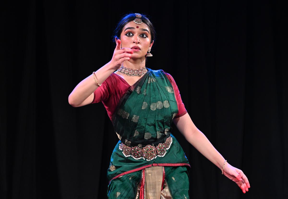 कस्तूरी श्रीनिवासन हॉल में कावया गणेश, मंगलवार को चेन्नई में संगीत अकादमी। फोटो: पैरी एस जिंदल / इंटर्न कस्तूरी श्रीनिवासन हॉल में कावया गणेश, मंगलवार को चेन्नई में संगीत अकादमी। फोटो: पैरी एस जिंदल / इंटर्न