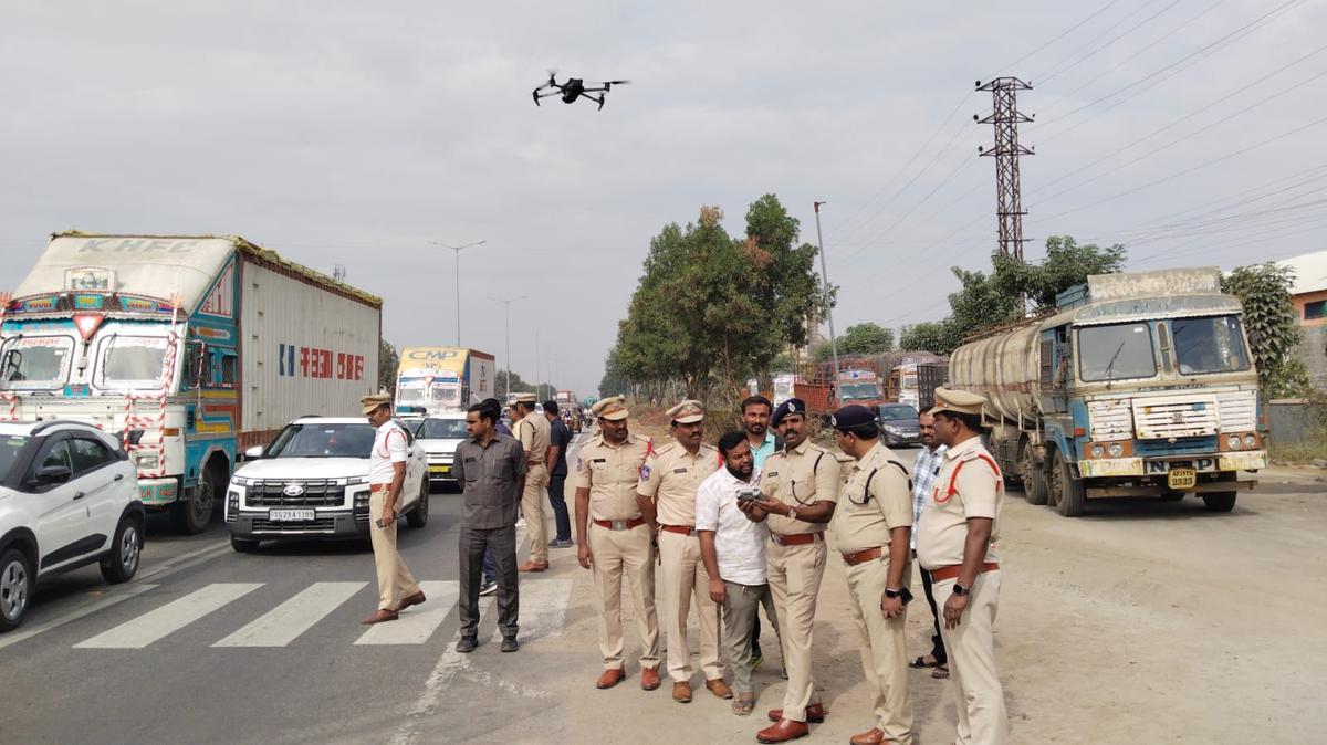सूर्यापेट पुलिस ने वास्तविक समय में राजमार्ग के लंबे हिस्सों की निगरानी करने और भीड़भाड़ वाले स्थानों की पहचान करने के लिए दो निगरानी ड्रोन तैनात किए। सूर्यापेट पुलिस ने वास्तविक समय में राजमार्ग के लंबे हिस्सों की निगरानी करने और भीड़भाड़ वाले स्थानों की पहचान करने के लिए दो निगरानी ड्रोन तैनात किए।