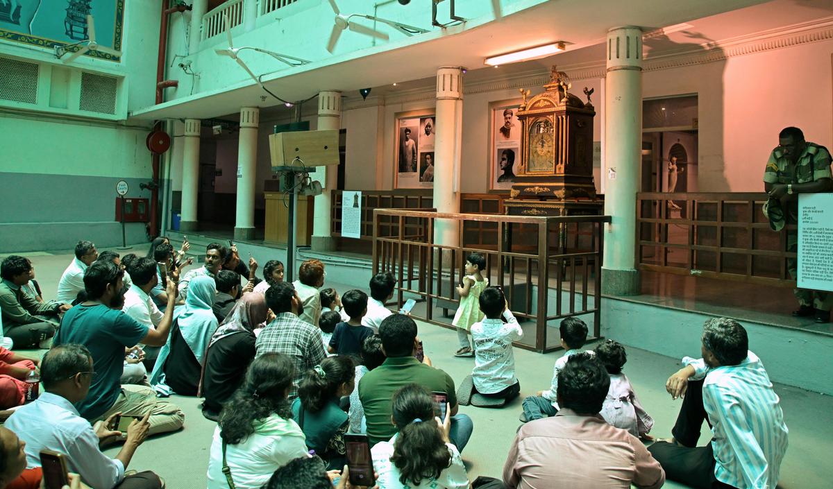 Visitantes reunidos no icônico relógio musical