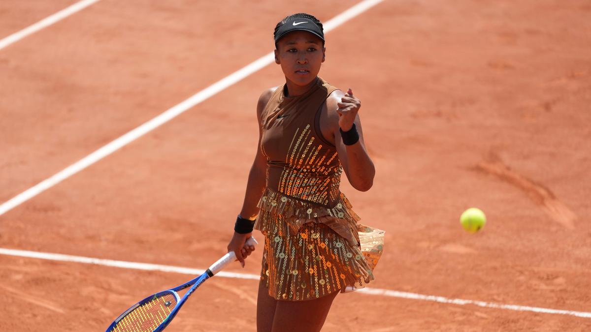Osaka moves into French Open third round