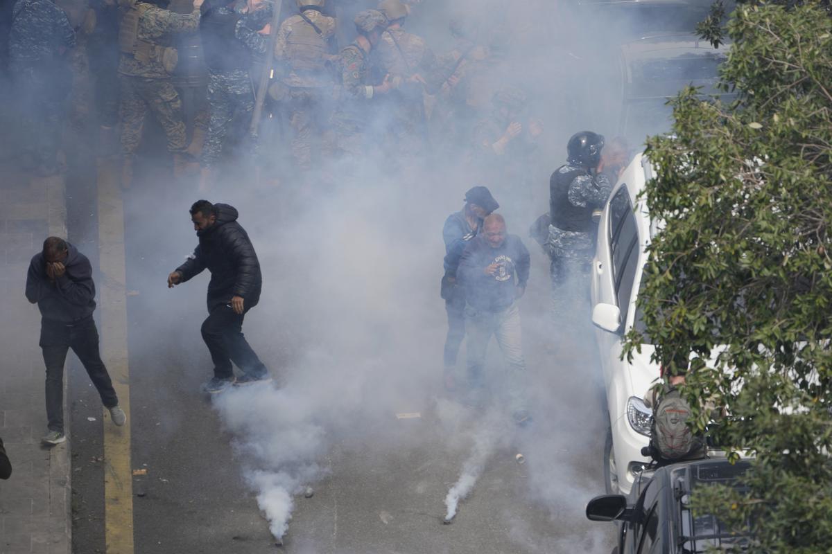 Lebanese Security Forces Fire Tear Gas As Protesters Try To Storm Government Headquarters In 8786