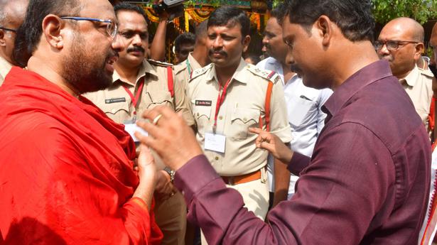 Trouble breaks out at Kanaka Durga temple as police prevent movement of priests