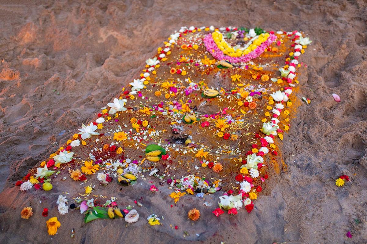 समुदाय देवता कन्नियाम्मल को वापस लाने के लिए समुद्र तट पर इकट्ठा होता है, जिनके बारे में उनका मानना ​​है कि उन्होंने तमिल महीने मार्गाज़ी के दौरान गुस्से में समुदाय को छोड़ दिया था। सिरुसेरी के समुदाय के 54 वर्षीय नेता एस रानी कहते हैं, 