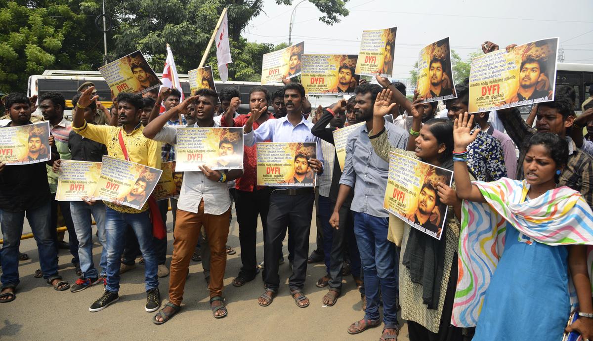 डीवाईएफआई के सदस्यों ने चेन्नई में विजय अभिनीत फिल्म मर्सल के भाजपा सरकार के विरोध की निंदा करते हुए विरोध प्रदर्शन किया।