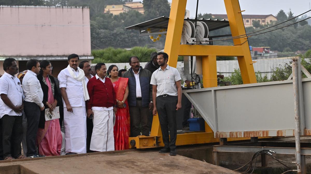 T.N. Minister inaugurates clean-up and desilting of Ooty lake
