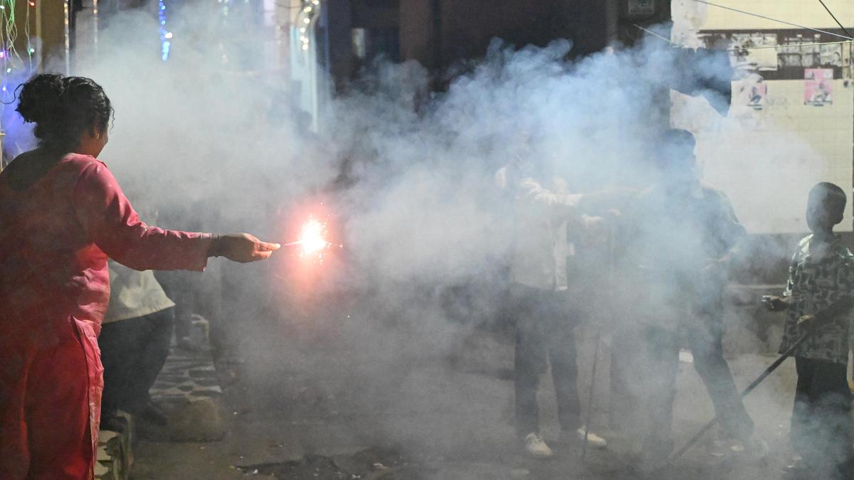https://th-i.thgim.com/public/incoming/oldni7/article70187525.ece/alternates/LANDSCAPE_1200/DIWALI%20CELEBRATION%20POLLUTION%20DELHI%202025_21_10_16.jpg