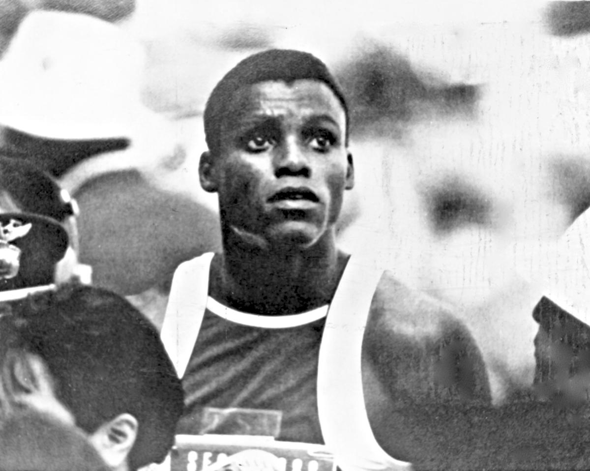Carl Lewis looks up at the scoreboard during the Seoul Olympic athletic final of the men's 100 M Dash at the Olympic stadium in Seoul, South Korea, on September 24, 1988.
(Published in The Hindu on May 16, 1991).
PHOTO: UNI / THE HINDU ARCHIVES). Carl Lewis looks up at the scoreboard during the Seoul Olympic athletic final of the men's 100 M Dash at the Olympic stadium in Seoul, South Korea, on September 24, 1988.
(Published in The Hindu on May 16, 1991).
PHOTO: UNI / THE HINDU ARCHIVES).