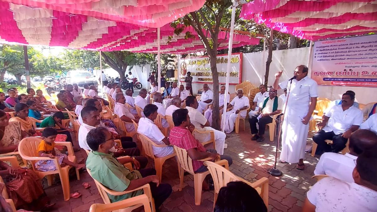 Farmers, residents of Perundurai observe fast, demanding adequate compensation for land acquired for SIPCOT