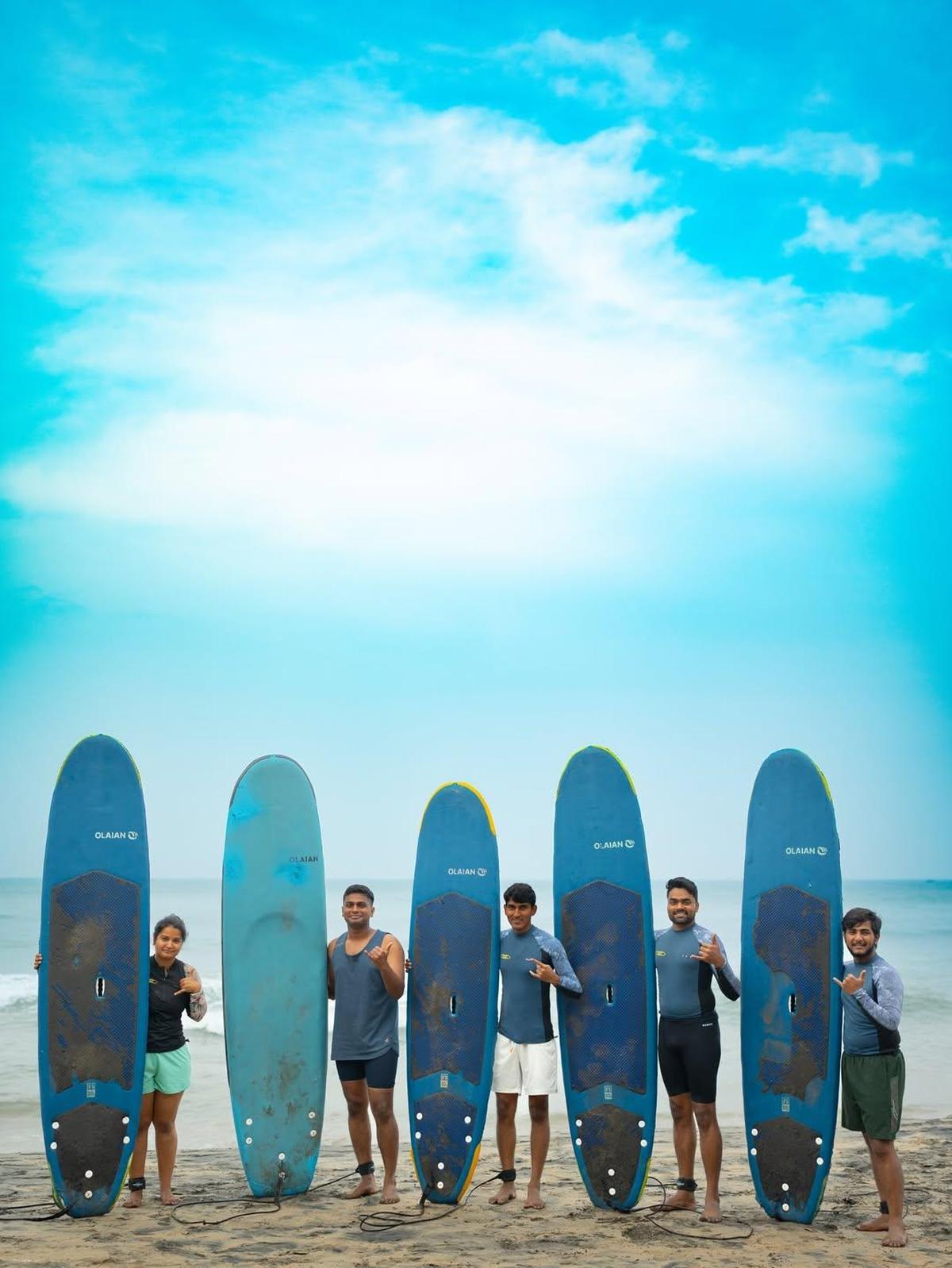 Surfando em Varkala, Thiruvananthapuram Surfando em Varkala, Thiruvananthapuram