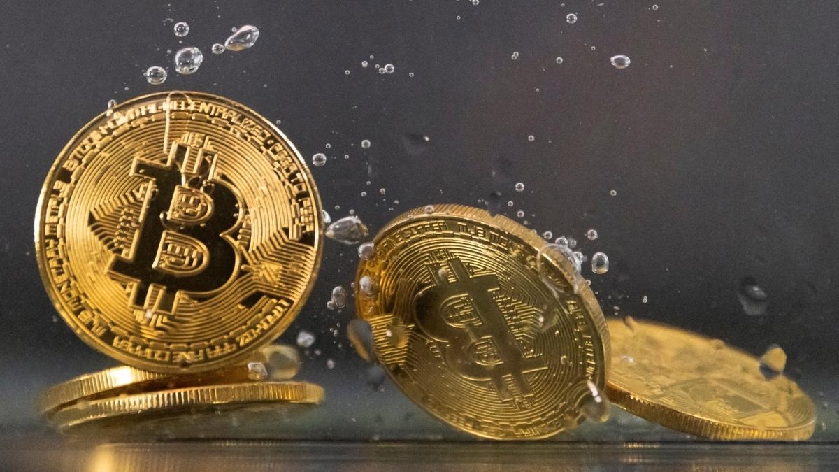 Cryptocurrency market value slumps under $1 trillion