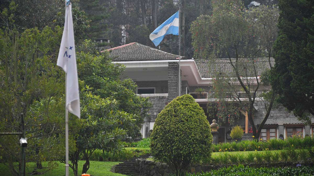 Ecuador, Argentina expel envoys amid diplomatic clash