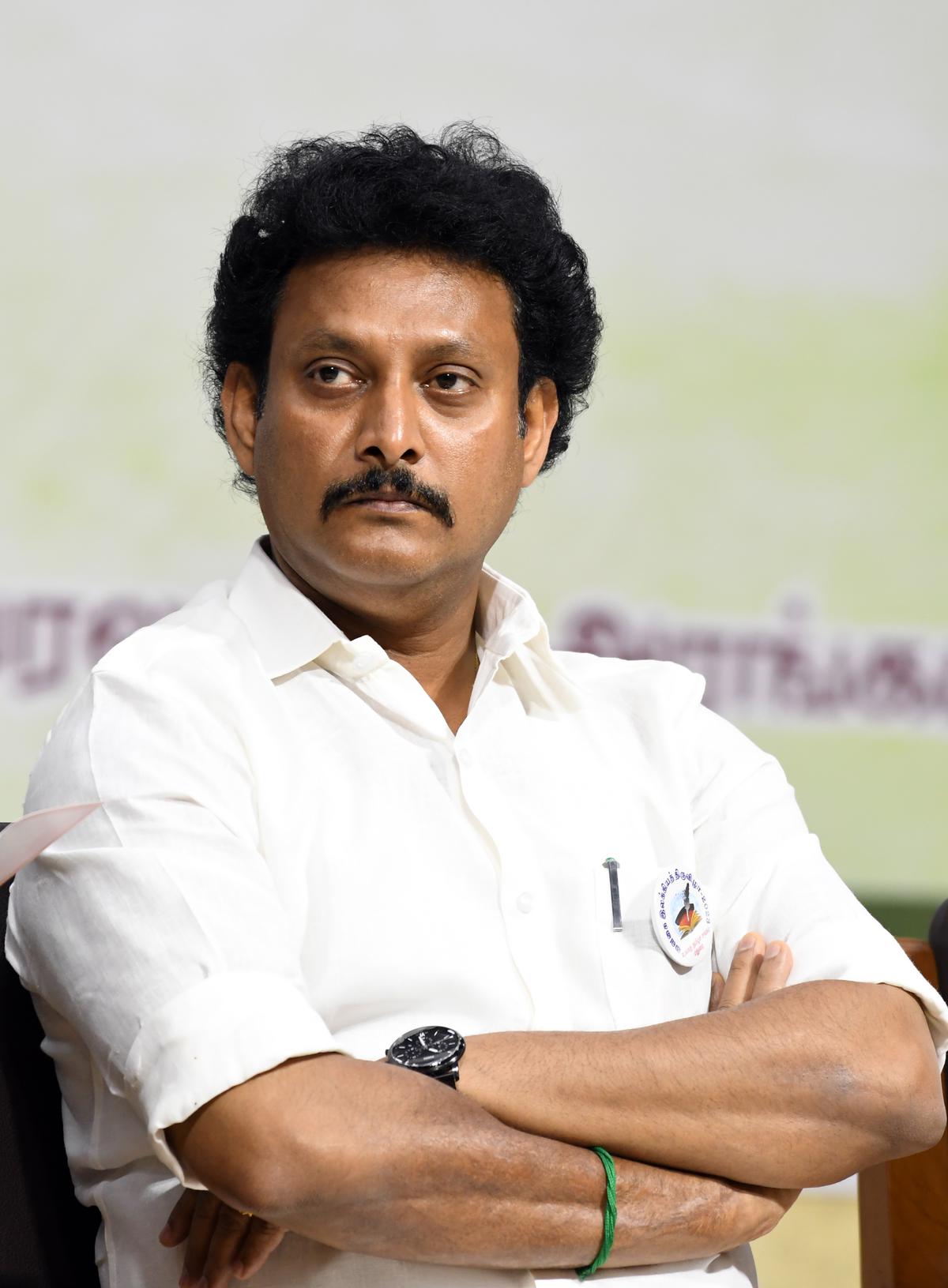 TN Minister Anbil Mahesh Poyyamozhi rushed to Krishnagiri hospital, referred to Bangalore - The Hindu