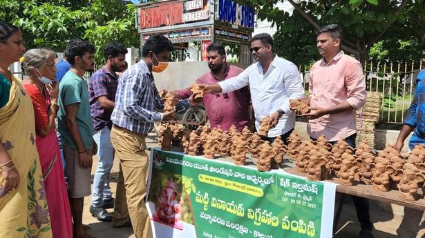 Muslim youth distribute Ganesha idols in Fort City