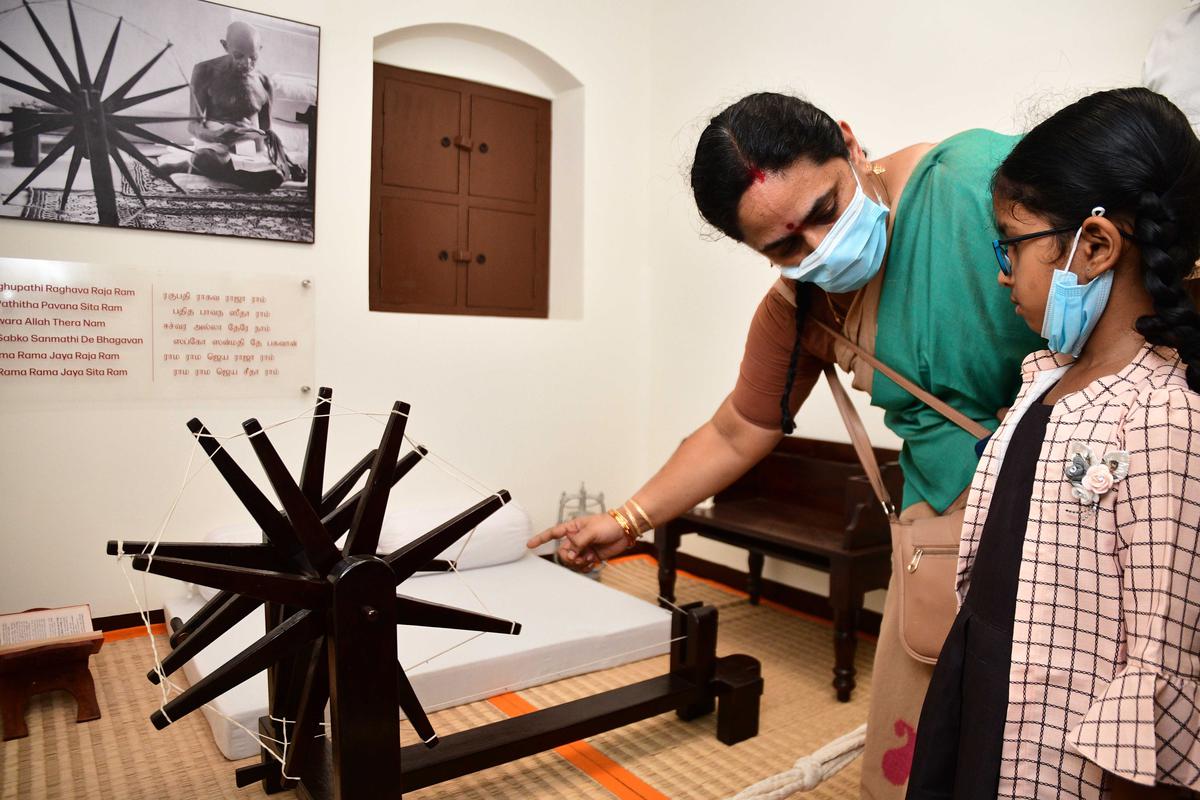 Er komt een kleine bibliotheek in een aangrenzende kamer en bij een gebouw in de buurt neemt een fotogalerij de kijkers mee door het levensverhaal van Gandhi